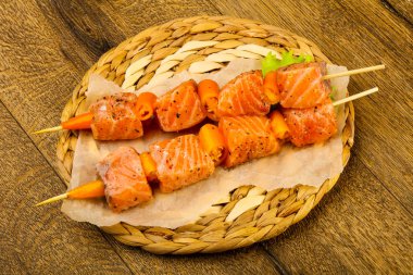 Çiğ somon dilimi