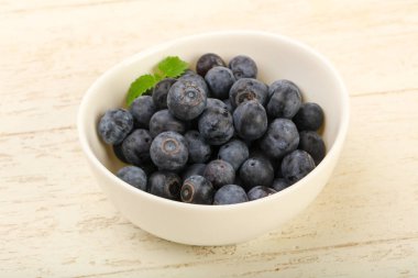 Yaban mersini yığın beyaz kase