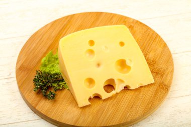 Ahşap plaka üzerinde peynir parçası