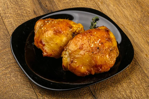 Kızarmış tavuk butları.