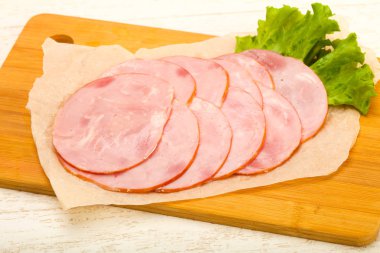 Salata yapraklı dilimlenmiş sosis.