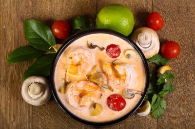 Karidesli geleneksel Tom Yam çorbası.  