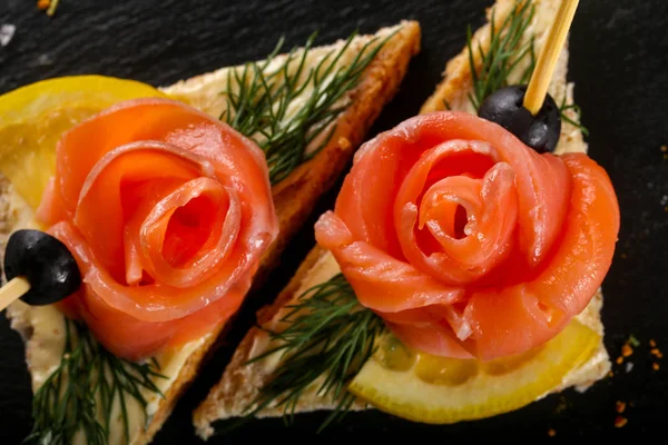 Сэндвич с лососем на тарелке — стоковое фото