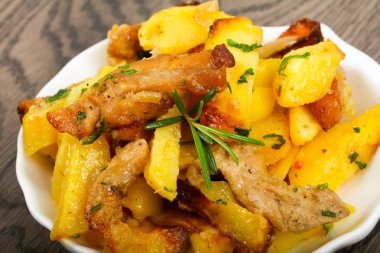 Domuz eti ile kızarmış patates