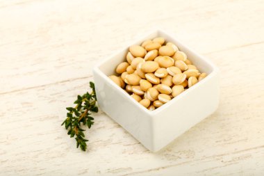 Kase çiğ beyaz fasulye