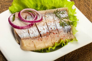 ringa balığı filetosu plaka üzerinde 