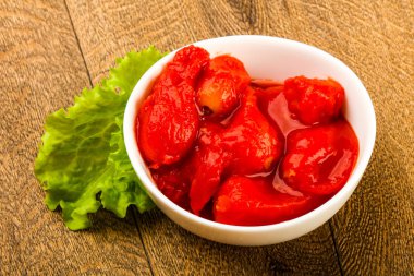 Kabın içinde soyulmuş domates 