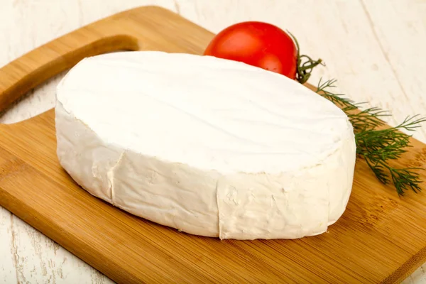 Camembert ost med tomat — Stockfoto