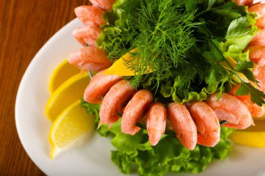 Karides kokteyl limon ve otlar ile