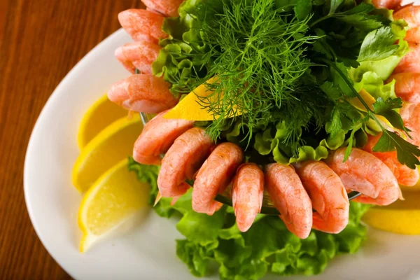 Karides kokteyl limon ve otlar ile