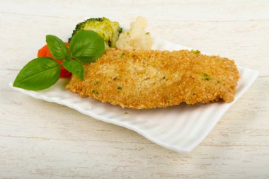 Susam ve haşlanmış sebzeler ile ahşap arka plan üzerinde tavuk