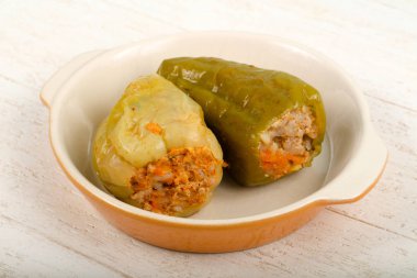 Ahşap arka plan üzerinde etli biber dolması