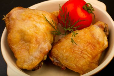 Fırında tavuk budu kase, closeup domates ile