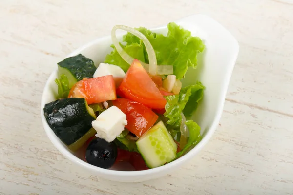 Salada Grega Com Azeitonas Queijo Feta Sobre Fundo Madeira — Fotografia de Stock