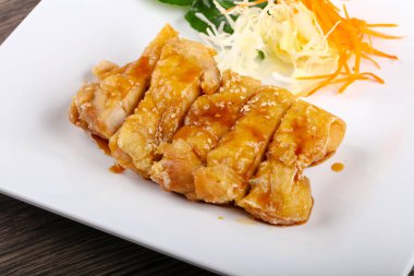 Teriyaki tavuk sesam tohum ve biber ile 