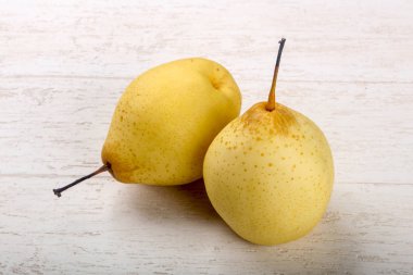 Ahşap arka plan üzerinde tatlı Çince armut