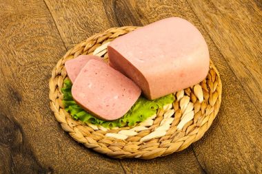 Jambon salata yaprakları üzerinde