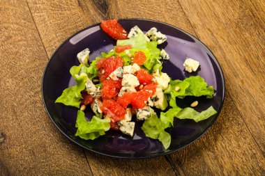 Sedir fıstıklı greyfurt ve mavi peynir salatası 