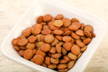 Kabın içinde ham mercimek