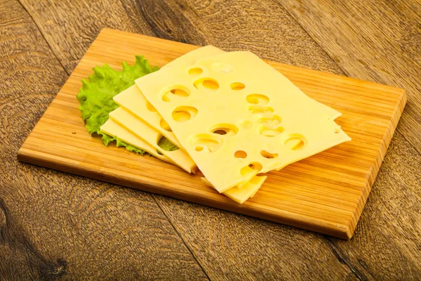 Dilimlenmiş peynir salata yaprakları ile — Stok fotoğraf