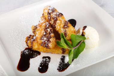 Dondurma ve nane beyaz tabakta gevrek muz