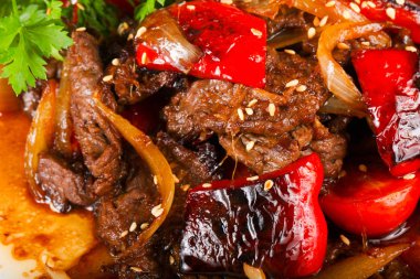 Domates soslu istiridye içinde sığır eti 