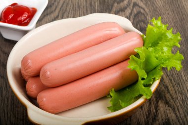 Haşlanmış sosis salata ile 