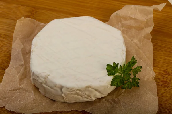 Camembert peyniri, maydanoz ile — Stok fotoğraf
