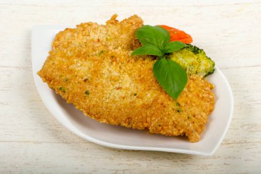 Susam ve haşlanmış sebzeler ile ahşap arka plan üzerinde tavuk