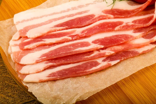 Bacon cru servido endro — Fotografia de Stock