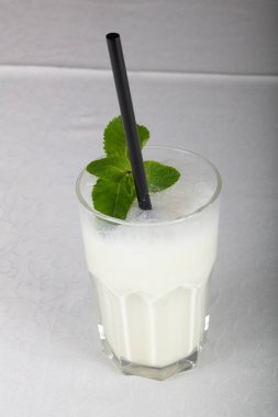 Süt kokteyl cam nane ve syrope tablo ile