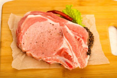 pişmemiş Domuz pirzola