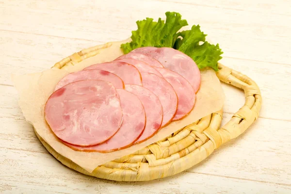 Salsiccia affettata con foglie di insalata — Foto Stock