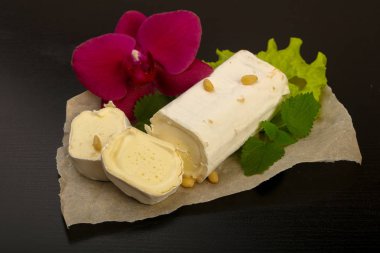 Sedir fıstıklı Brie peynirli rulo