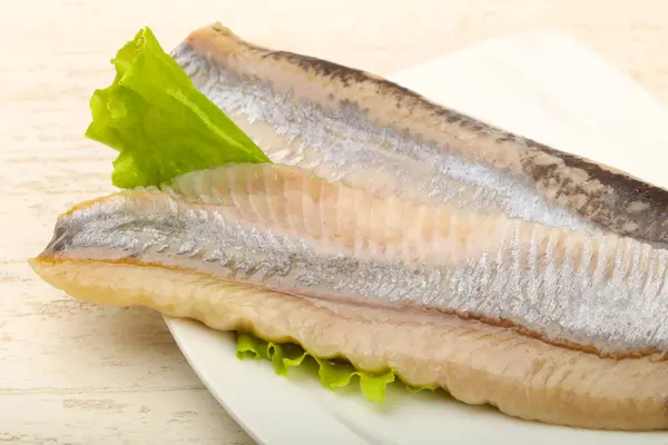 ringa balığı filetosu plaka üzerinde 