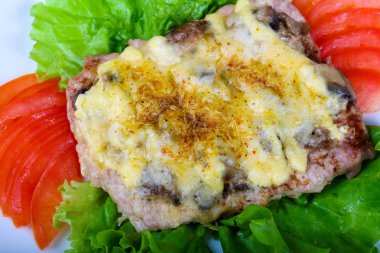 Domuz eti biftek mantar ve peynir domates hizmet