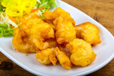 Kalamar tempura - ahşap arka plan üzerinde Asya tarzı mutfağı 