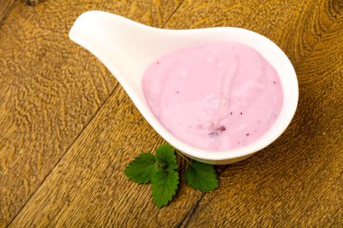 Yaban mersini ve yeşil melissa yaprakları ile yoğurt 