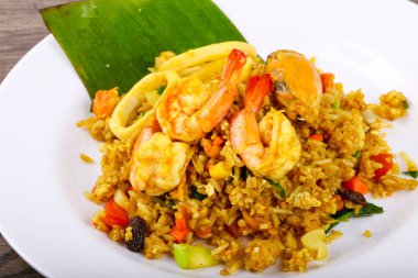 Deniz ürünleri - karides, midye, mürekkep balığı kızarmış pilav 