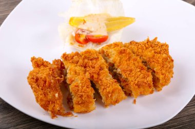 Peynir ve salata yaprakları ile gevrek domuz eti