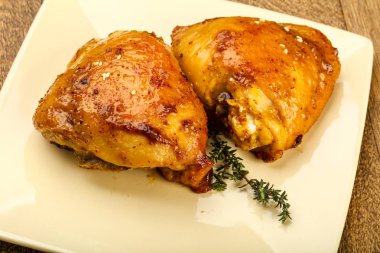 Kızarmış tavuk butları.