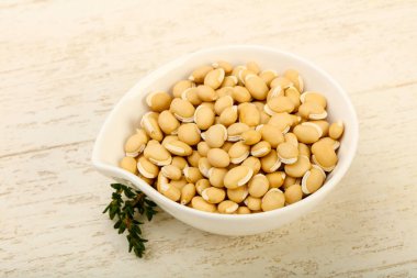 Kase çiğ beyaz fasulye