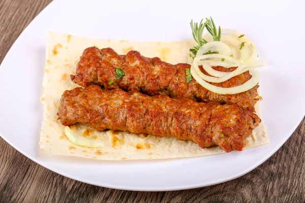 Primo Piano Hot Juicy Kebab Alla Griglia Con Cipolla Prezzemolo — Foto Stock