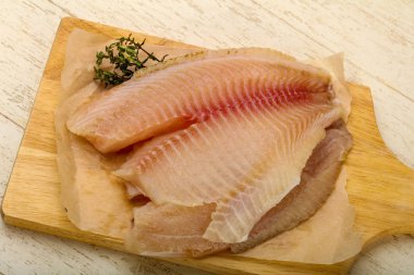 Tilapia fileto plaka üzerinde