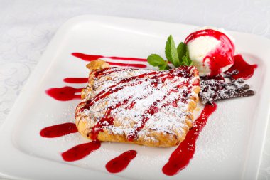 Strudel beyaz plaka üzerinde dondurma ile