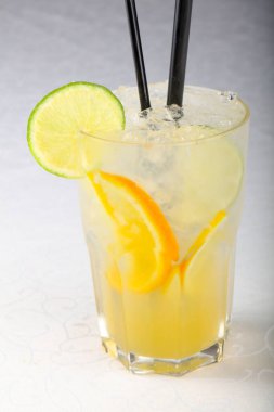 Cam closeup ile ev yapımı limonata, beyaz tablo arka planı