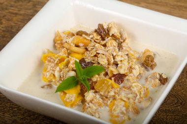 Muz, fındık ve nane ile müsli