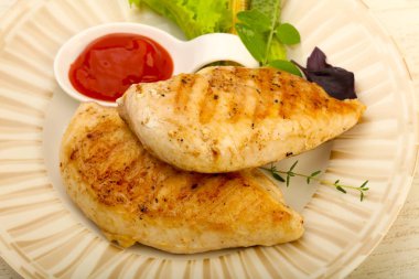 Kavrulmuş tavuk göğsü salatası ile ahşap masa arka plan üzerinde bırakır