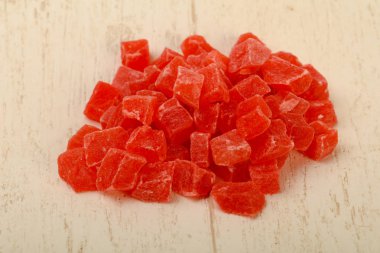 Ahşap masa arka plan üzerinde kuru papaya yığın