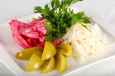 Masada plaka üzerinde Turşu sebze karışımı